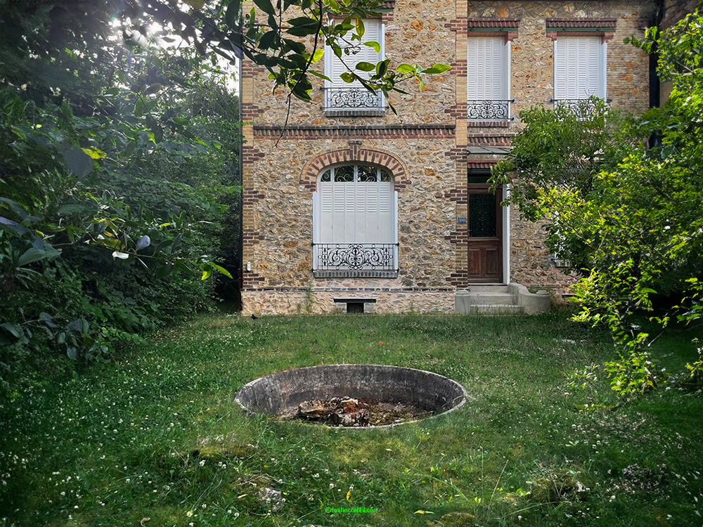Hole, private garden, Saint-Prix, France